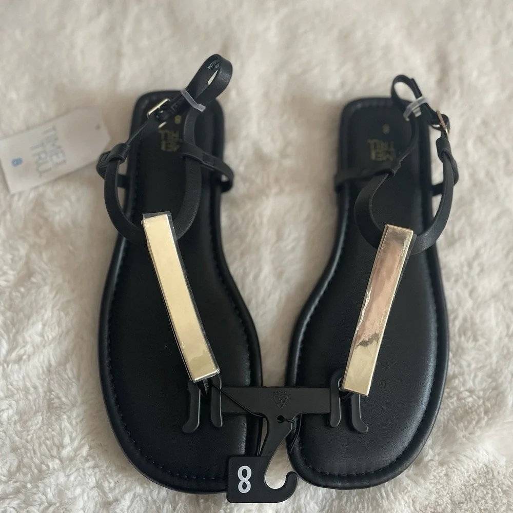 Time and Tru Womens Black T-Strap Thong Sandals Gold Metal Bar Flat Size 8 NEW